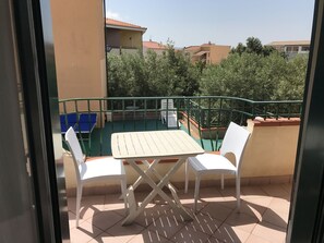 Outdoor dining - Li Velieri Three-room apartment 6 pax pool garden view (Santa Teresa di Gallura)