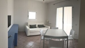 Dining - Li Velieri Three-room apartment 6 pax pool garden view (Santa Teresa di Gallura)