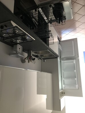 Private kitchen - Li Velieri Three-room apartment 6 pax pool garden view (Santa Teresa di Gallura)