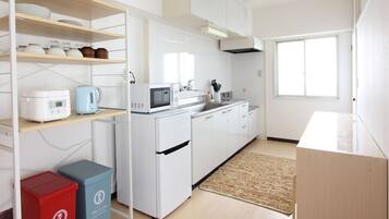 Apartment | Private kitchenette | Fridge, microwave, stovetop, cookware/dishes/utensils