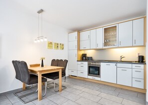 Kylskåp, mikrovågsugn, ugn och diskmaskin