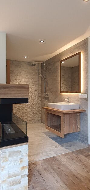 Superior appartement (II) | Badkamer | Een haardroger, vloerverwarming, handdoeken, zeep