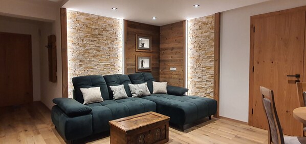 Apartamento superior (IV) | Zona de estar | Televisión LED de 50 pulgadas con canales por satélite, una televisión