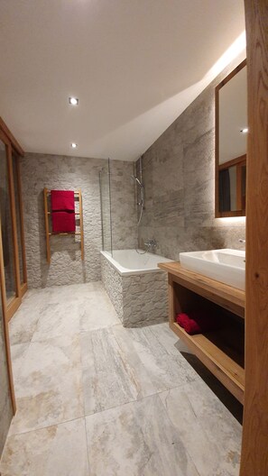 Apartamento superior (V) | Baño | Secador de pelo, suelo radiante, toallas y jabón