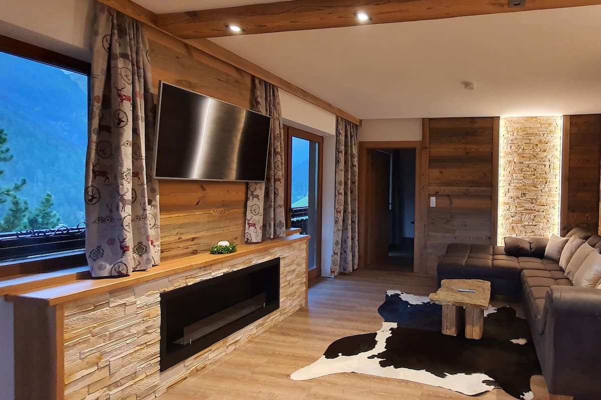 Superior appartement (V) | Woonruimte | Een 50-inch ledtelevisie met satellietzenders, een televisie en Netflix