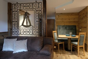 Superior Apartment, Balcony, Mountain View (I) | Living area | 50-inch LED TV with satellite channels, TV, Netflix - Hieserhof - Superior Alpine Apartments (Heiligenblut)