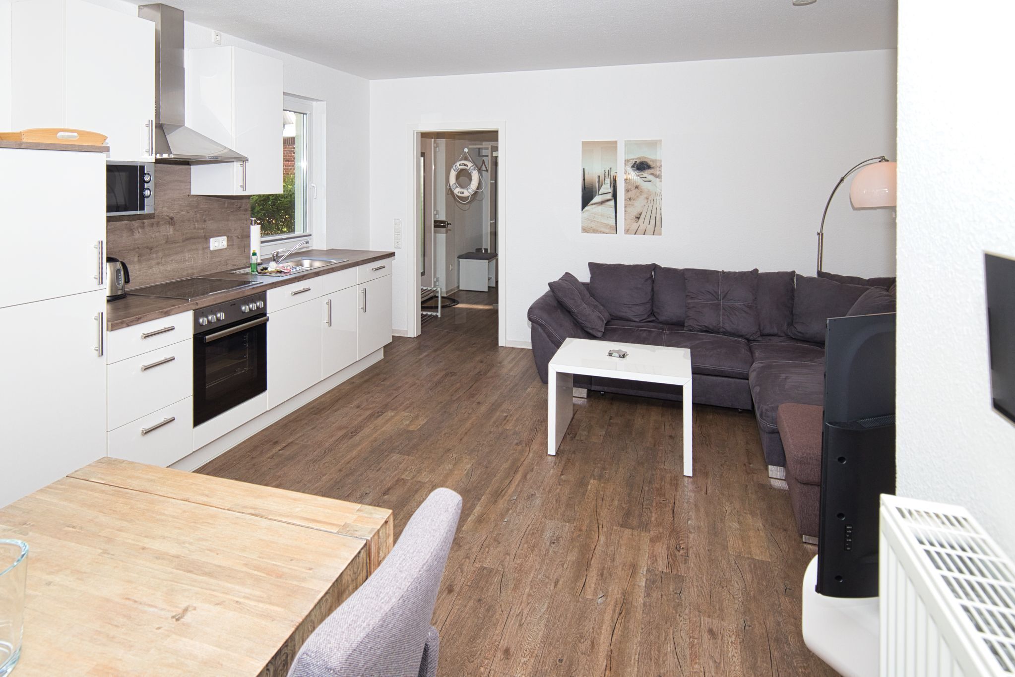 Jääkaappi, mikroaaltouuni, uuni, astianpesukone