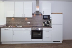 Kühlschrank, Mikrowelle, Ofen, Geschirrspüler