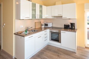 Kühlschrank, Mikrowelle, Ofen, Geschirrspüler