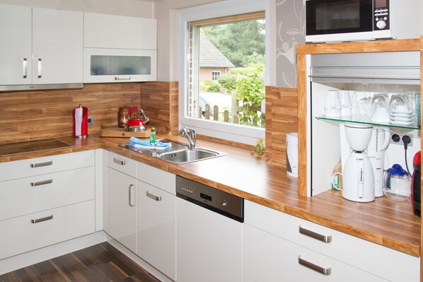 Fridge, microwave, oven, dishwasher - Vacation home, Kleine Perle - Holiday home, Kleine Perle, 138 - 013, Cuxhaven, Döse, (Cuxhaven)