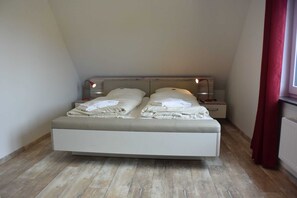 4 makuuhuonetta, vauvan matkasänky, Wi-Fi, vuodevaatteet