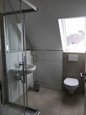 Een douche, een haardroger, handdoeken