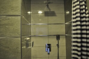Kamar Double Standar | Kamar mandi | Shower, pancuran hujan, pengering rambut, dan handuk