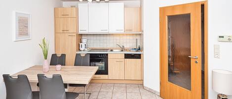 ثلاجة، ميكروويف، فرن، غسالة أطباق