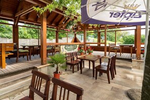 Outdoor dining - Doppelzimmer mit Balkon - Hotel - Gasthaus Beim Erich (Oberhofen am Irrsee)