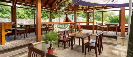 屋外ダイニングエリア