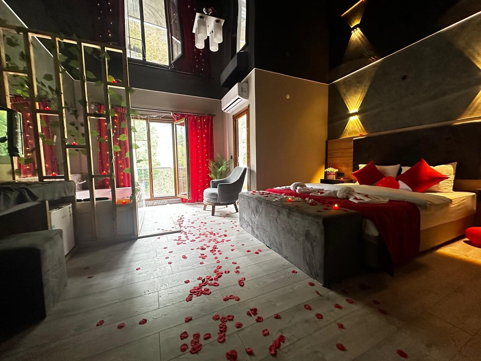 Premium bedding, minibar, laptop workspace, blackout drapes