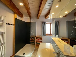 Chuveiro, secador de cabelo, sabonete, papel higiênico