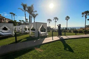 2 piscines extérieures, cabanons gratuits, parasols de plage
