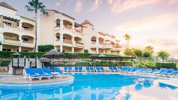 2 buitenzwembaden, gratis zwembadcabana's, parasols voor strand/zwembad