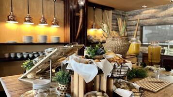 Petit déjeuner buffet (18 EUR par personne)