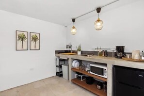Réfrigérateur, micro-ondes, four, plaque de cuisson
