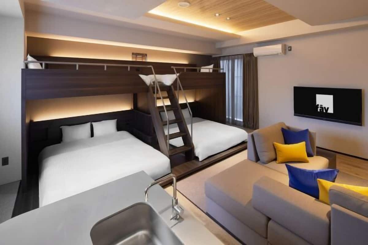 Premium bedding, in-room safe, desk, laptop workspace