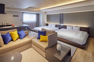 客房, 多张床 (Four Bed) | 高档床上用品、客房内保险箱、办公桌、笔记本电脑工作区