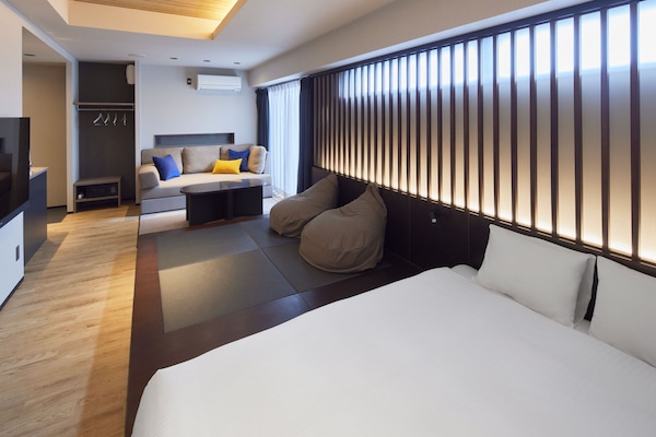 Ropa de cama de alta calidad y caja de seguridad en la habitación