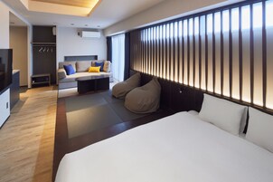 Japanese Modern | 高档床上用品、客房内保险箱、办公桌、笔记本电脑工作区