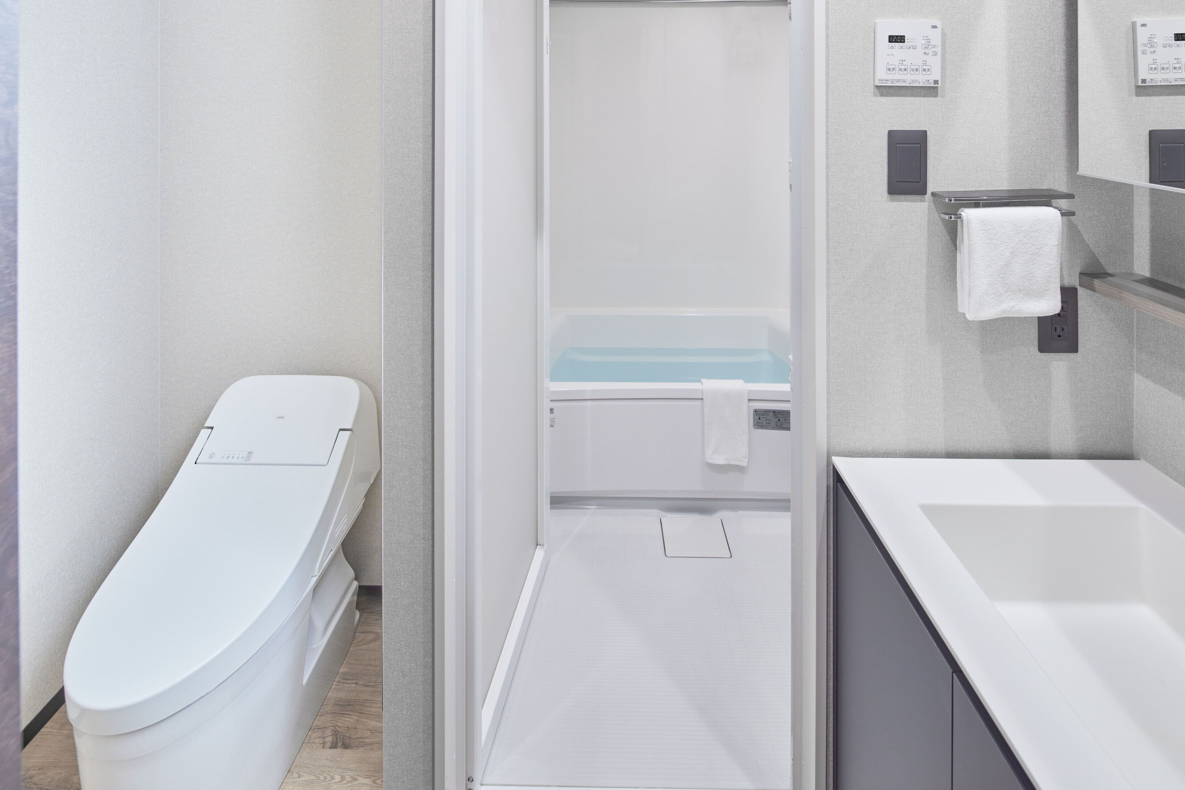 Un baño moderno con inodoro, bañera y lavamanos.