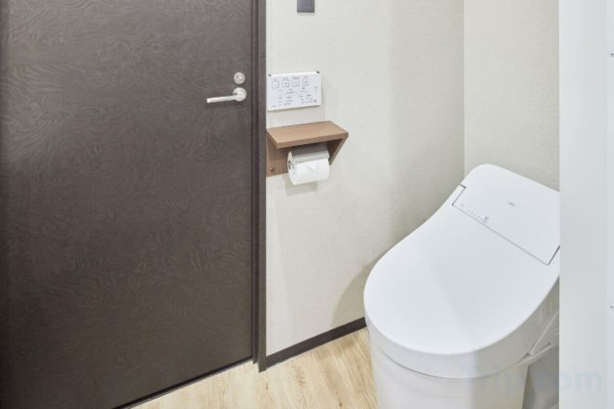 Ducha y bañera combinadas y artículos de higiene personal gratuitos