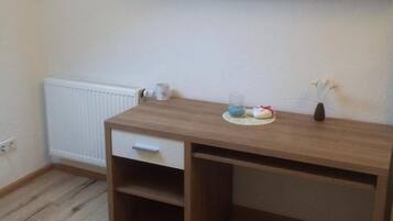 Escritorio, wifi gratis, ropa de cama