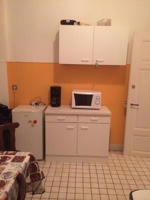 Fridge, stovetop, cookware/dishes/utensils - Pension Lefebvre (Weil am Rhein)