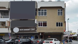 A multi-story building with a bakery cafe on the ground floor. - Hotel O 9 @ Kajang Town (Kajang)