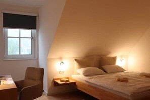 3 bedrooms, desk, travel crib, WiFi