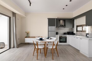 Fridge, oven, stovetop, coffee/tea maker