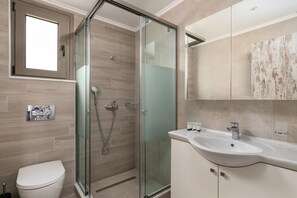 Combined shower/bathtub, hair dryer, towels, soap