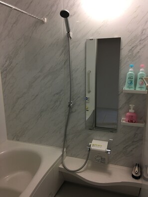 Bañera y ducha independientes y bañera profunda