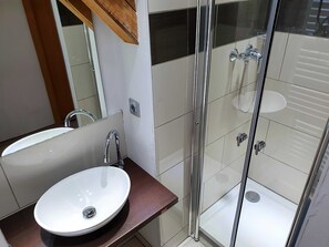 Chuveiro, secador de cabelo, toalhas de banho, sabonete