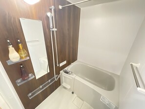 Separate tub and shower, free toiletries, hair dryer, slippers - BiBi Hotel Convention Bay (Ginowan)