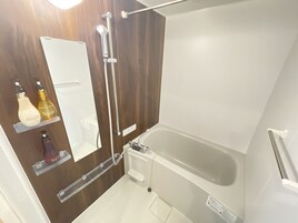 Bañera y ducha independientes y artículos de higiene personal gratuitos
