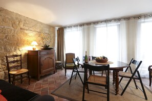 Repas dans la chambre