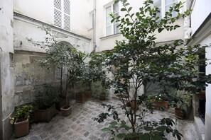 Courtyard view - Bonne Nuit Paris (Paris)