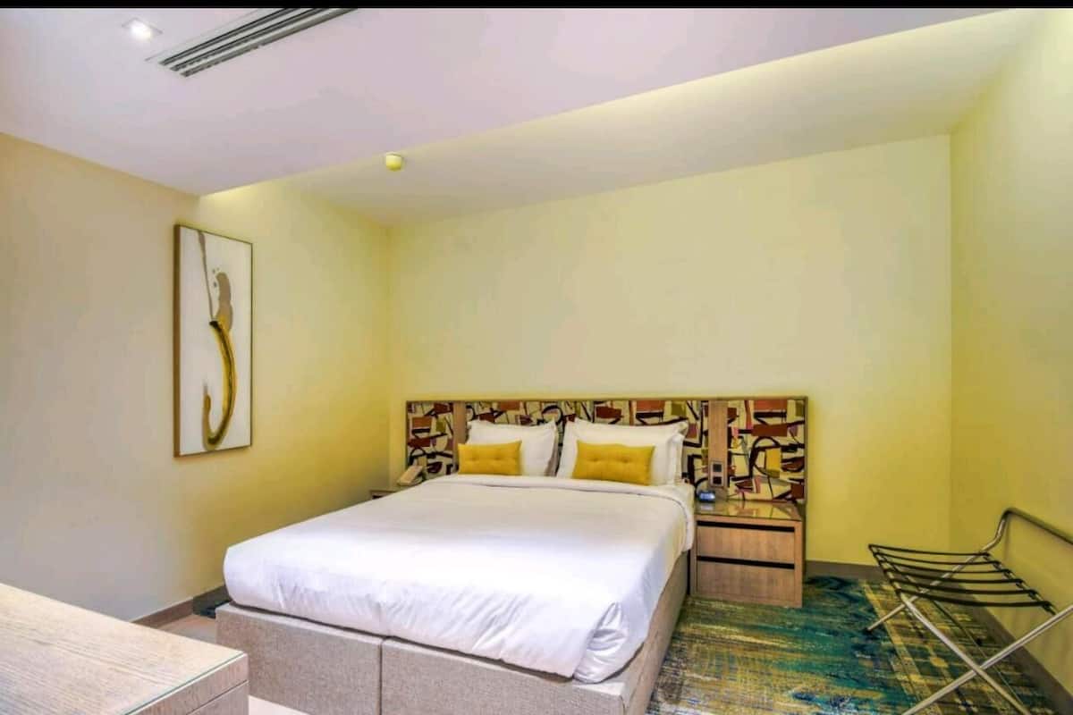 Junior Suite | 1 bedroom, minibar, free WiFi, bed sheets