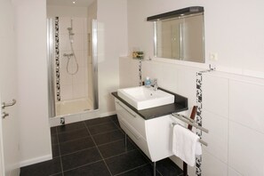 Dusche, Haartrockner, Seife, Toilettenpapier