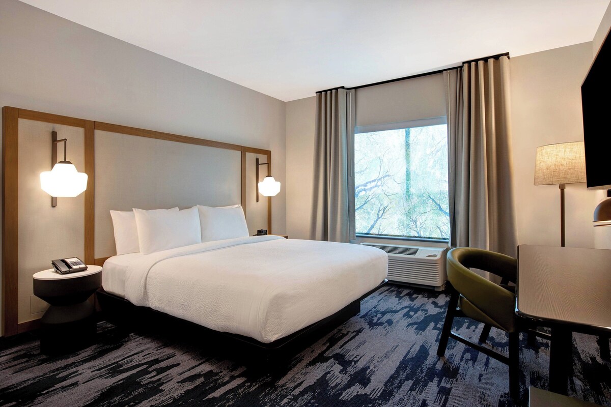 1 bedroom, down comforters, desk, laptop workspace