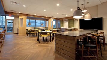 Café da manhã com buffet grátis todos os dias