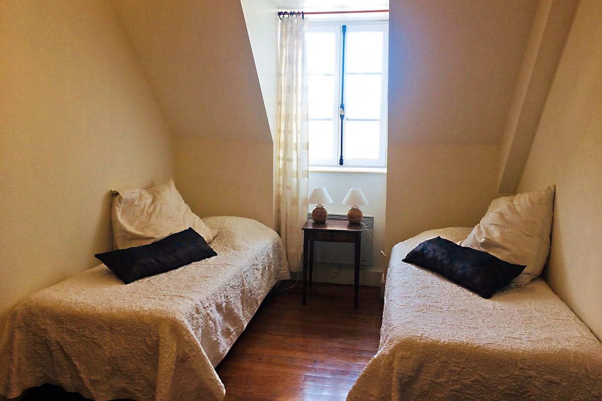 Decoración personalizada, muebles diferentes y ropa de cama