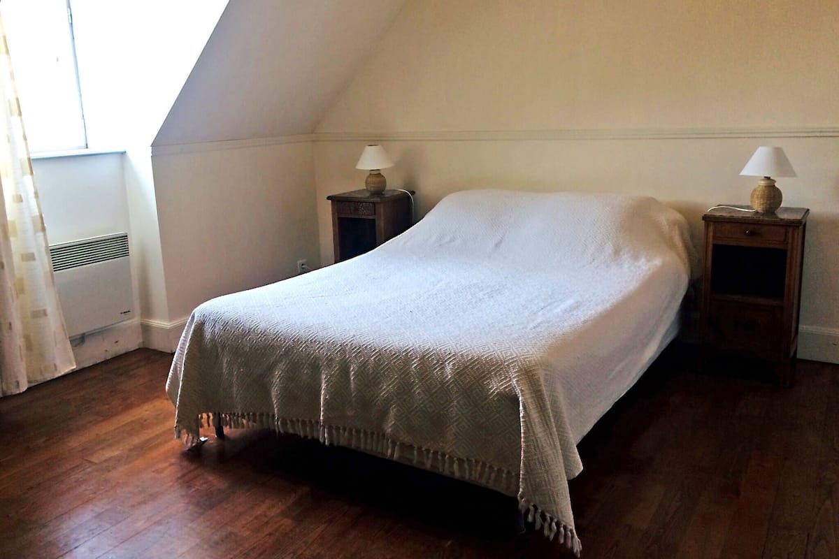 Decoración personalizada, muebles diferentes y ropa de cama